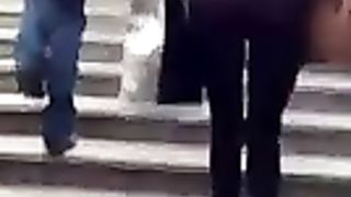 Milfona bionda che sale le scale