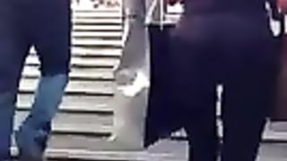 Milfona bionda che sale le scale