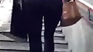 Milfona bionda che sale le scale