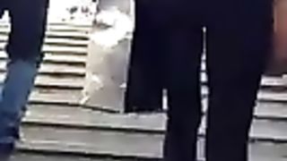 Milfona bionda che sale le scale