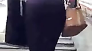 Milfona bionda che sale le scale