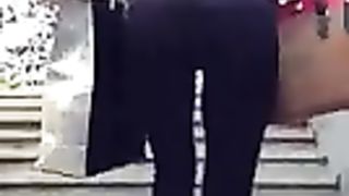 Milfona bionda che sale le scale