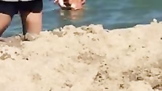 Porcate in spiaggia a Catania davanti a tutti