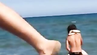 Porcate in spiaggia a Catania davanti a tutti