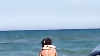 Porcate in spiaggia a Catania davanti a tutti