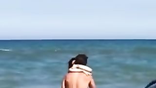 Porcate in spiaggia a Catania davanti a tutti