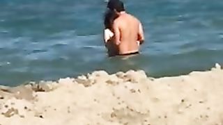 Porcate in spiaggia a Catania davanti a tutti