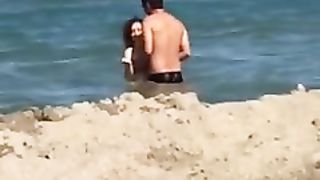Porcate in spiaggia a Catania davanti a tutti