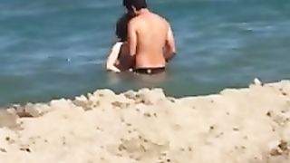 Porcate in spiaggia a Catania davanti a tutti