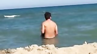 Porcate in spiaggia a Catania davanti a tutti