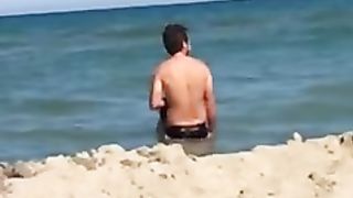 Porcate in spiaggia a Catania davanti a tutti