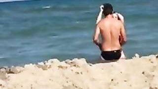 Porcate in spiaggia a Catania davanti a tutti