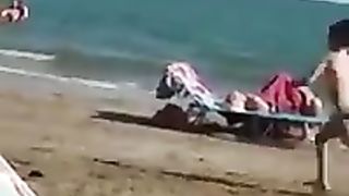 Coppia fa sesso orale in spiaggia a Jesolo
