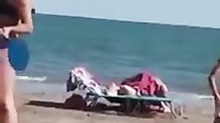 Coppia fa sesso orale in spiaggia a Jesolo