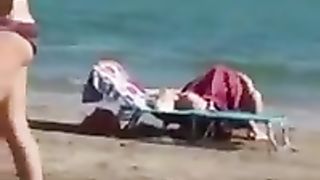 Coppia fa sesso orale in spiaggia a Jesolo