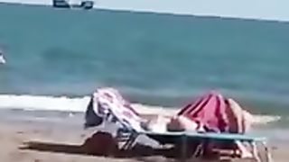Coppia fa sesso orale in spiaggia a Jesolo