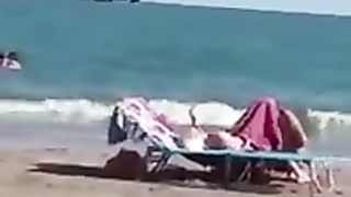 Coppia fa sesso orale in spiaggia a Jesolo