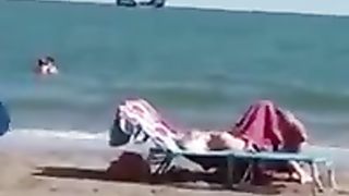 Coppia fa sesso orale in spiaggia a Jesolo