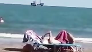 Coppia fa sesso orale in spiaggia a Jesolo