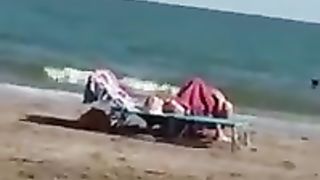 Coppia fa sesso orale in spiaggia a Jesolo