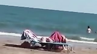 Coppia fa sesso orale in spiaggia a Jesolo