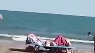 Coppia fa sesso orale in spiaggia a Jesolo