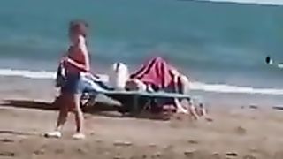 Coppia fa sesso orale in spiaggia a Jesolo