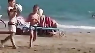 Coppia fa sesso orale in spiaggia a Jesolo