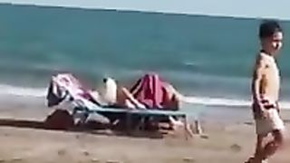 Coppia fa sesso orale in spiaggia a Jesolo