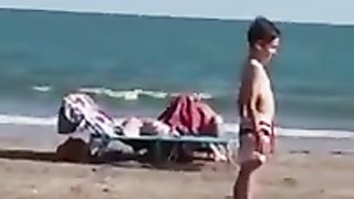 Coppia fa sesso orale in spiaggia a Jesolo