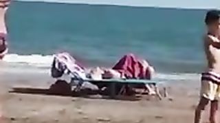 Coppia fa sesso orale in spiaggia a Jesolo