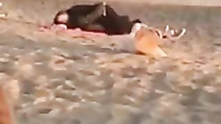 Scopano in spiaggia ad Ostia