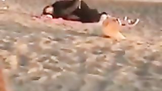 Scopano in spiaggia ad Ostia