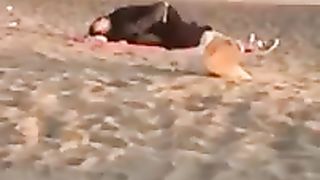 Scopano in spiaggia ad Ostia