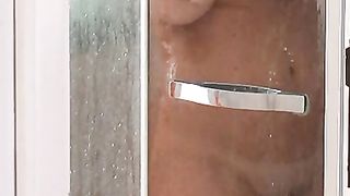 Mia moglie in doccia