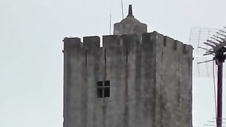 Esibizionista fa la troia in pubblico in vacanza