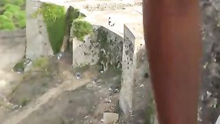 Esibizionista fa la troia in pubblico in vacanza