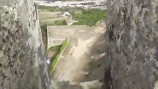 Esibizionista fa la troia in pubblico in vacanza