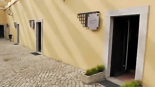 Esibizionista fa la troia in pubblico in vacanza