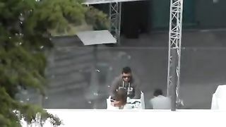 Esibizionista fa la troia in pubblico in vacanza