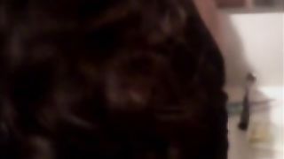 Il marito al telefono mentre la troia si fa chiavare