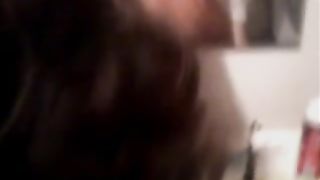 Il marito al telefono mentre la troia si fa chiavare