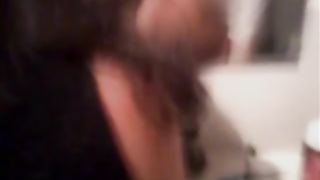 Il marito al telefono mentre la troia si fa chiavare