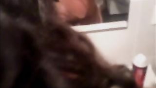 Il marito al telefono mentre la troia si fa chiavare