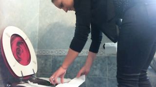 Te lo succhio qua...NEL BAGNO DEL BAR !!!