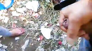 Mi faccio segare da una prostituta all'aperto