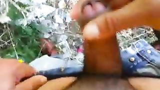 Mi faccio segare da una prostituta all'aperto