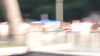 Scopano davanti a tutti durante una manifestazione