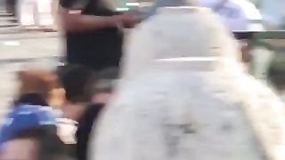 Scopano davanti a tutti durante una manifestazione