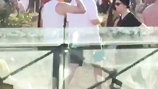 Scopano davanti a tutti durante una manifestazione